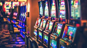 Baccarat live dealer ကဒ်ဖော်ပြနေသည့် casino table